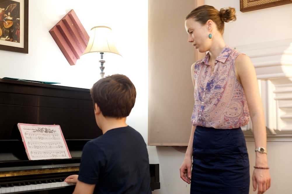 Aleksandra teaching a kids piano lesson