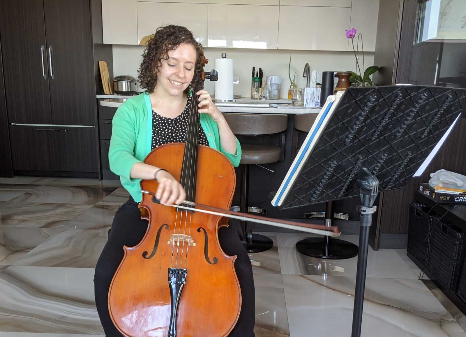 A Sage Music cello teacher