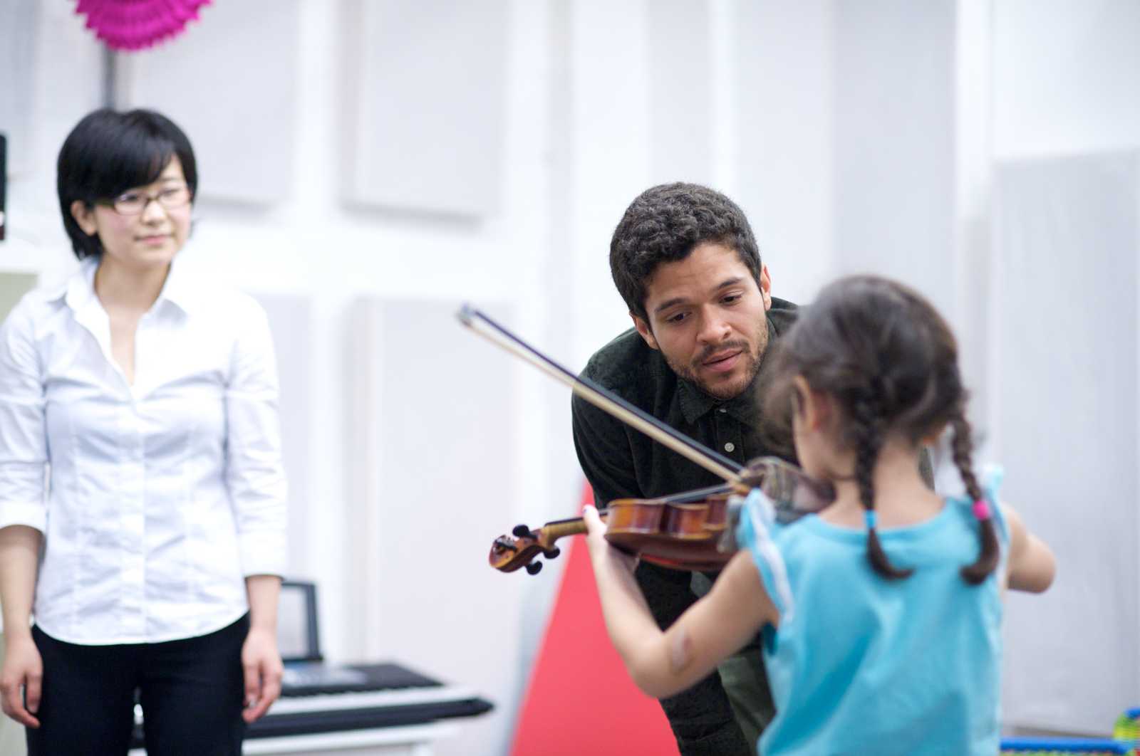 A kid taking a violin lesson at Sage Music