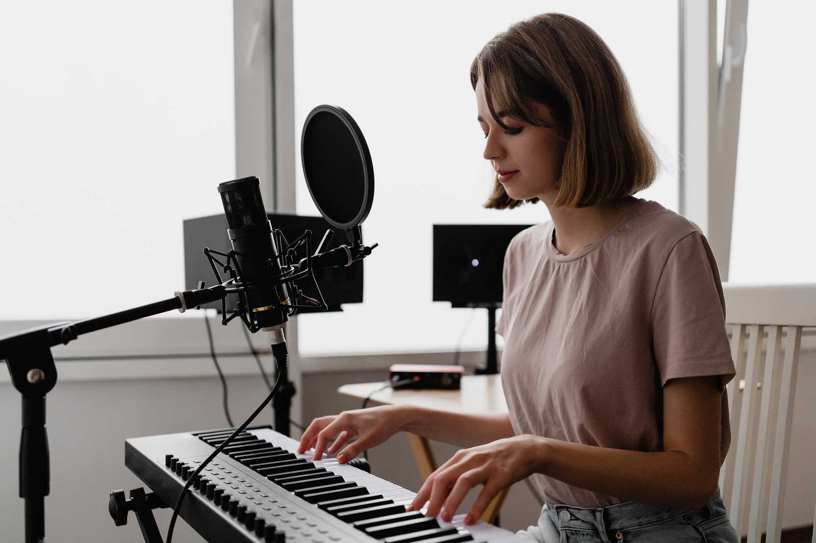 A woman learning music online