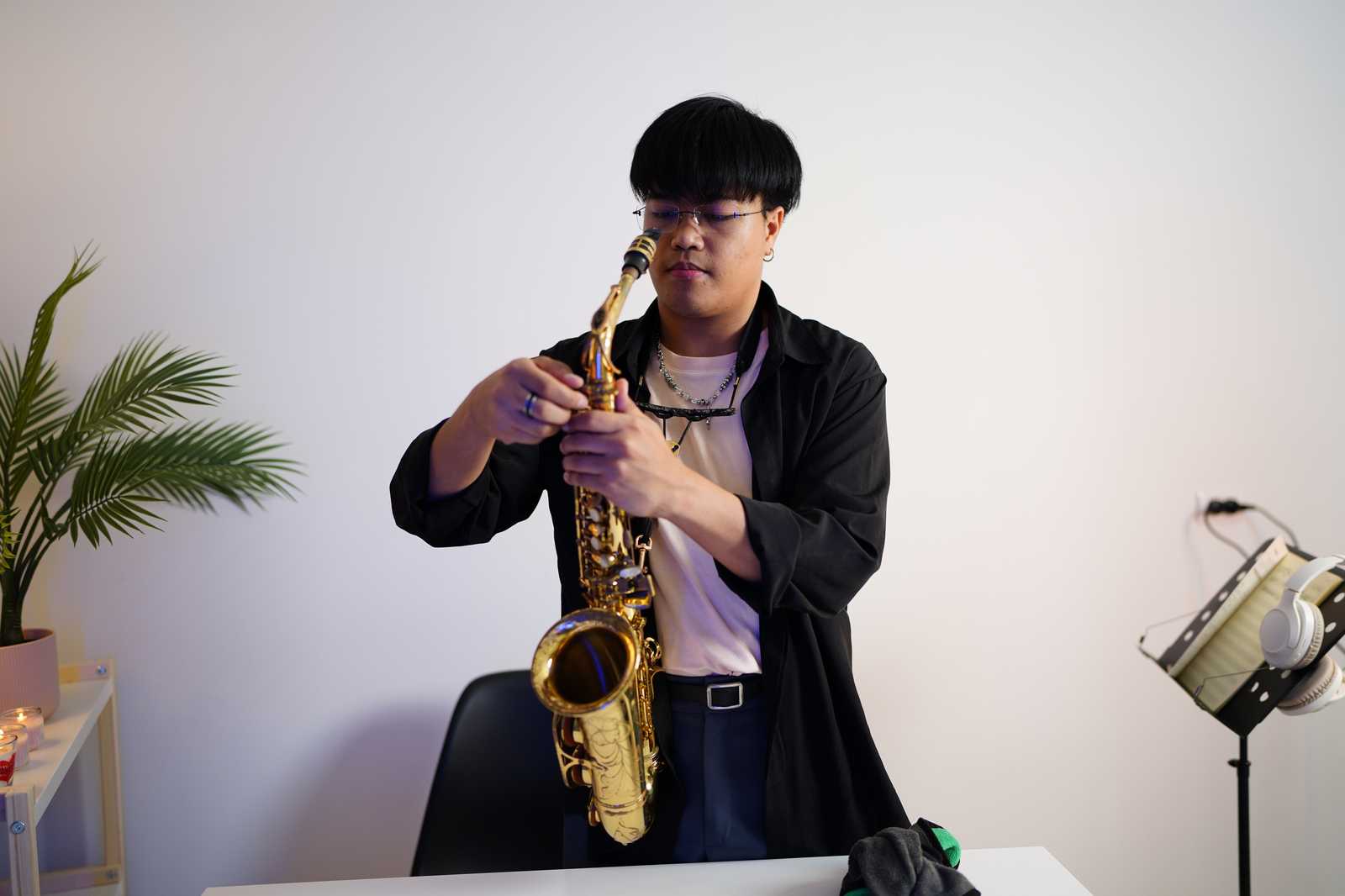 a young man putting his saxophone together for a lesson