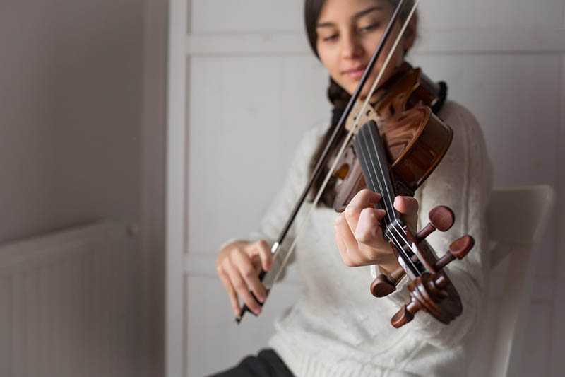 woman practicing the violin