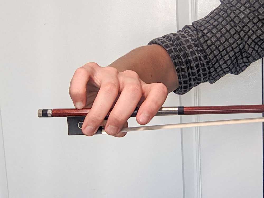 How to hold a violin bow