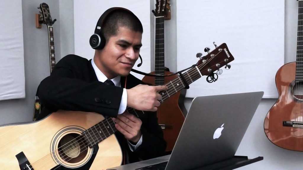 The benefits of taking your guitar lessons online