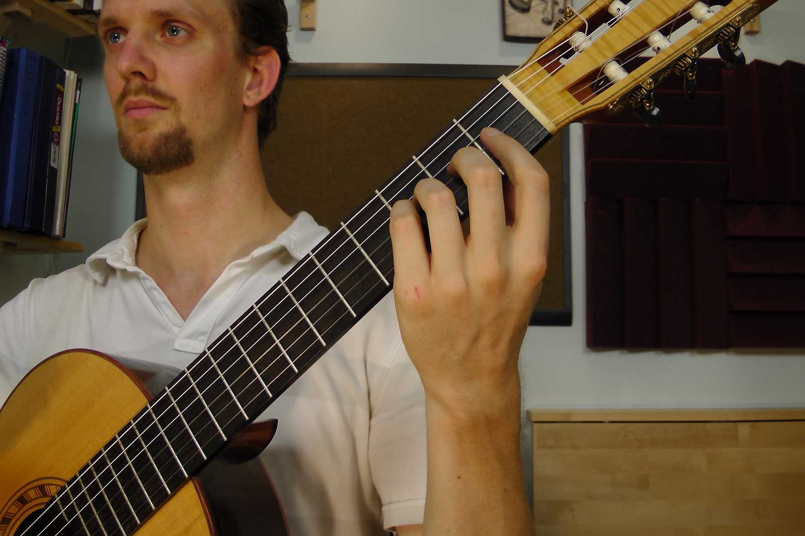 Left wrist aligned when playing the guitar
