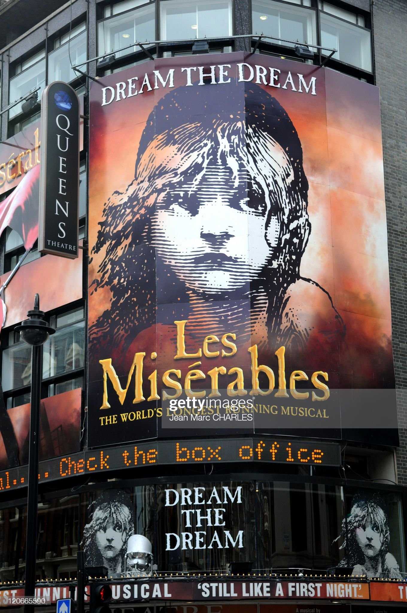 A voice teacher's review of Les Miserables