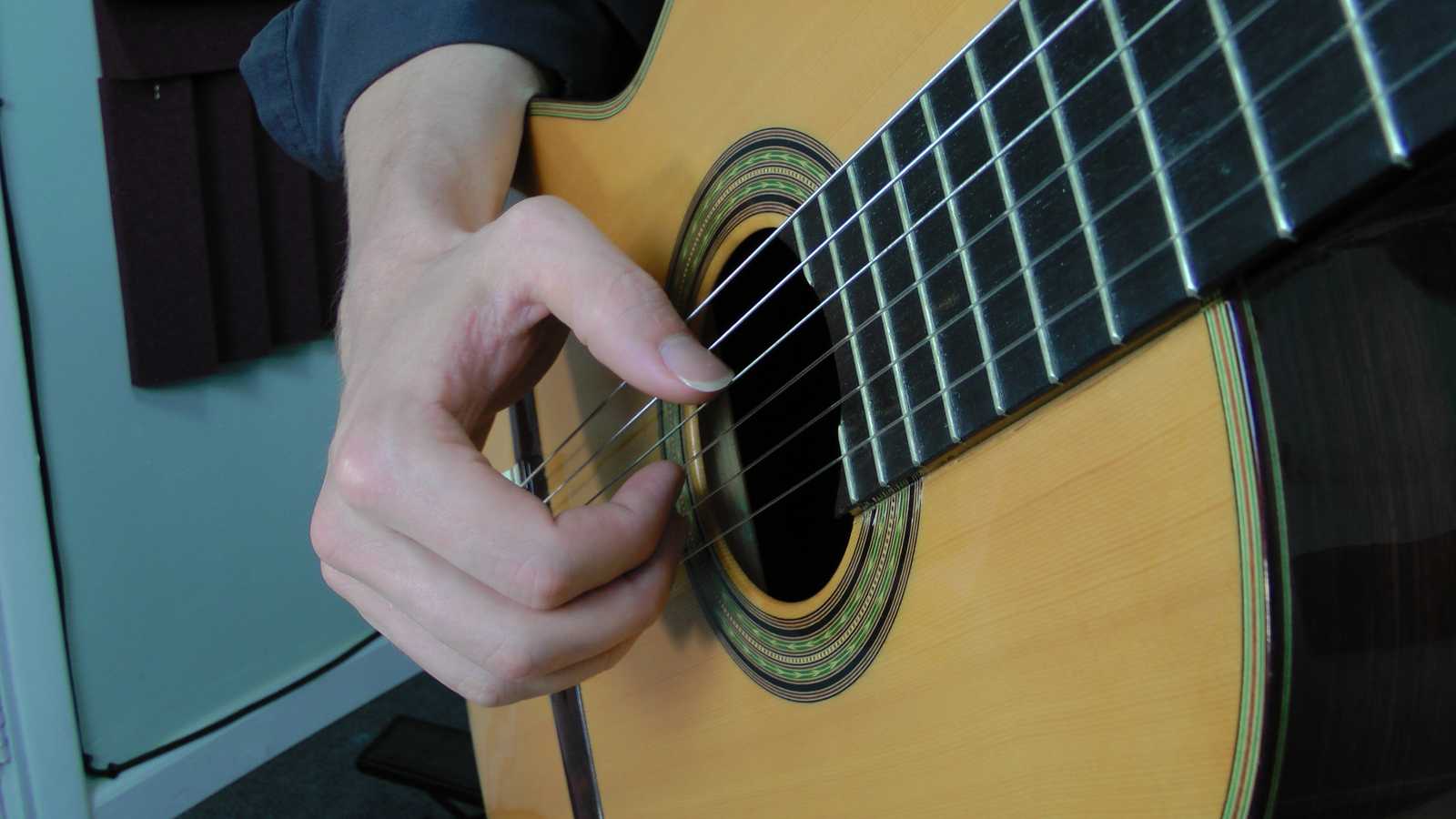 What is the correct right hand position on the guitar?