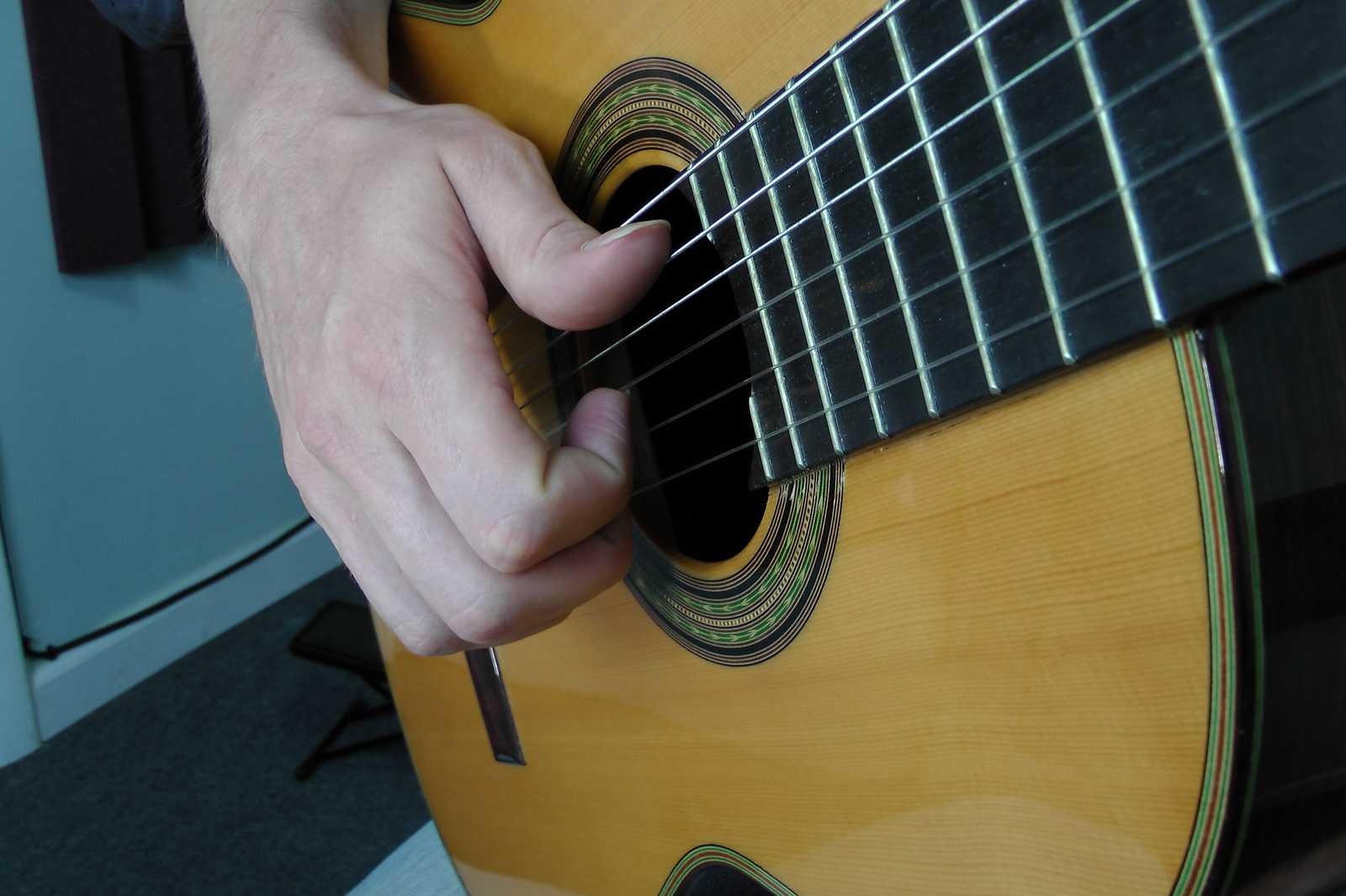 Non midrange positioning of the left hand fingers on guitar