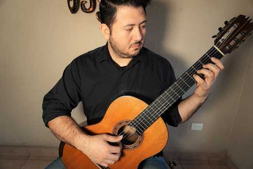 How to hold a guitar