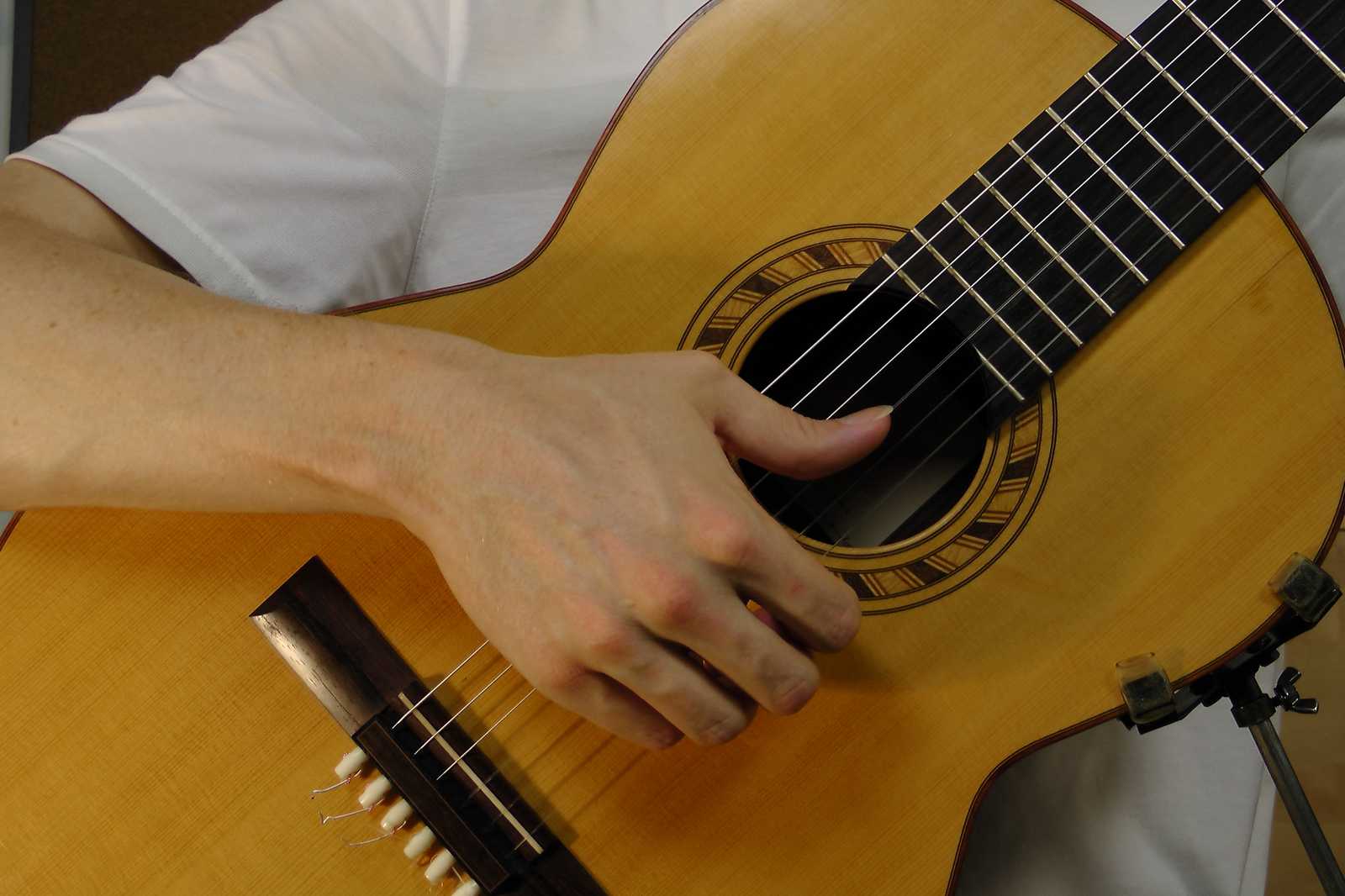 Right wrist deviation on the guitar
