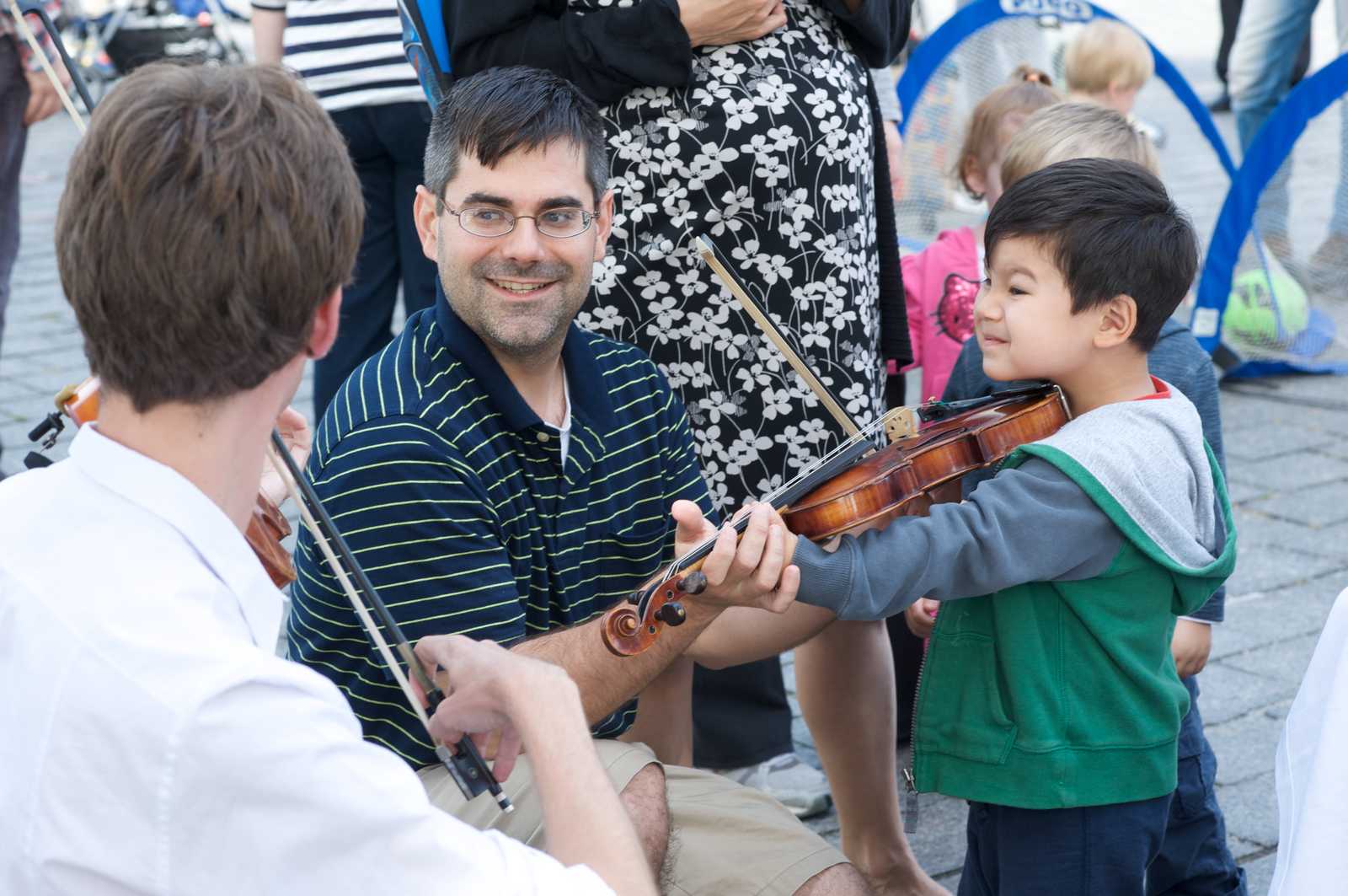Student tries violin for the first time